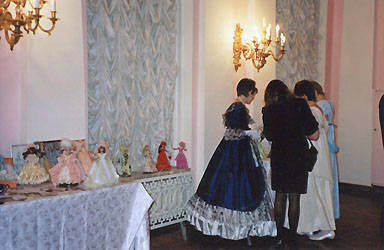 Выставка на Балу Тысячелетия во Дворце Вооруженных Сил РФ. г.Москва - у экспозиции кукол