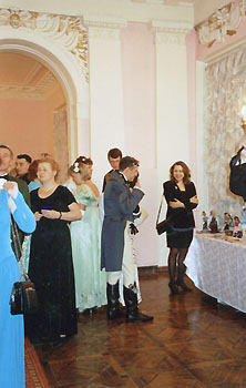 Выставка на Балу Тысячелетия во Дворце Вооруженных Сил РФ. г.Москва- у экспозиции кукол