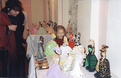 Выставка на Балу Тысячелетия во Дворце Вооруженных Сил РФ. г.Москва - у экспозиции кукол