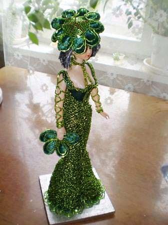 Кукла в  зеленом бисерном платье