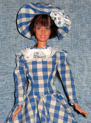 Барби-брюнетка в клетчатом платье
