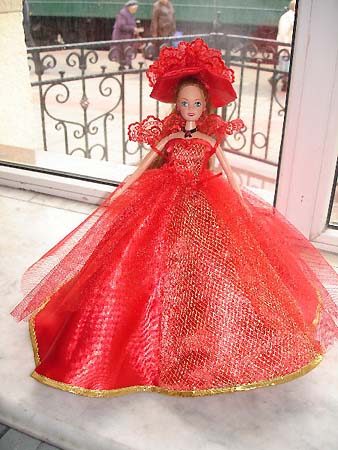 Красное бальное платье