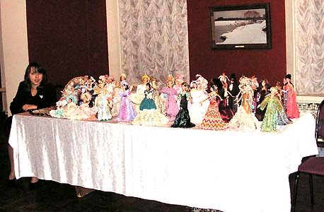 Выставка на Балу  во Дворце Вооруженных Сил РФ. г.Москва - у экспозиции кукол
