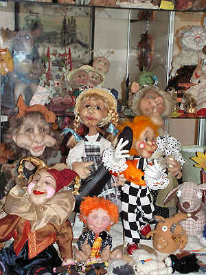 На выставке- замечательные текстильные куклы